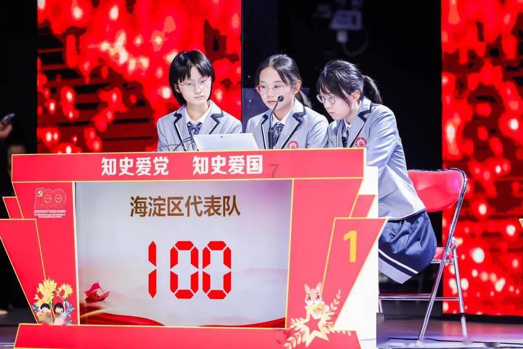 救援聪明的小女生